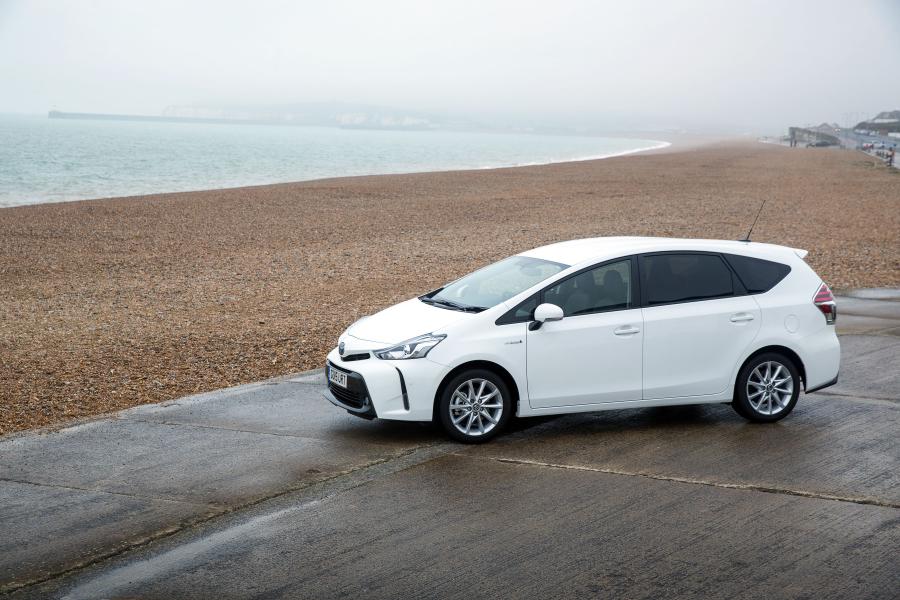  Toyota Prius + 2015 года  (UK) (фото 7 из 25)